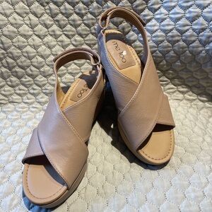 Me Too Women's Tan Cross-Strap Sandals